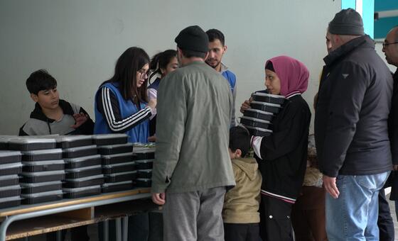 Продовольственная помощь для семей, укрывающихся на территории школы в Бейруте.